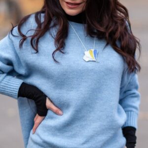 Брошка МАГНОЛІЯ з вітражного скла та олова.